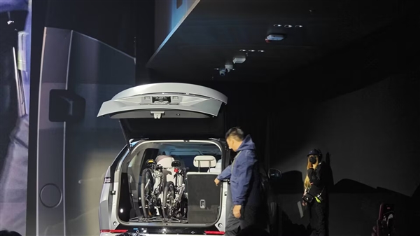 小鹏X9行业首发三排电动三折叠：秒变1米8瑜伽房