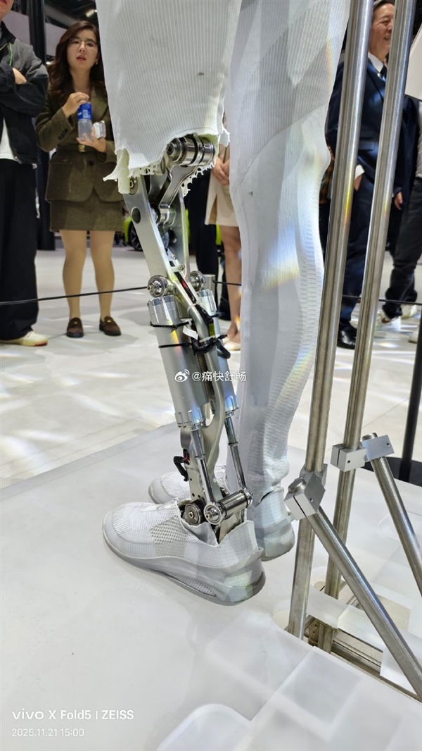 小鹏IRON机械骨骼细节照感受下：既酷又悲壮