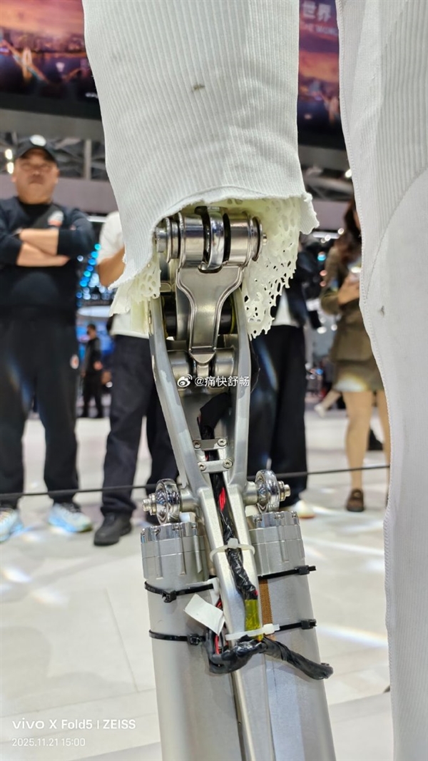 小鹏IRON机械骨骼细节照感受下：既酷又悲壮