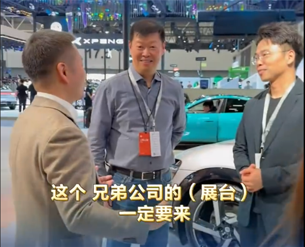 何小鹏参观小米汽车展台 胡峥楠陪同