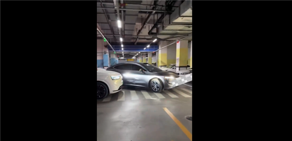 两辆新能源车遥控泊车相撞 到底谁负全责:官方给答案