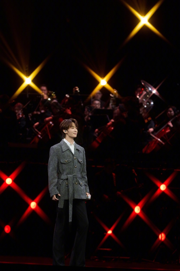 华为Mate 80发布会后 王赫野开场曲《篇章》太燃 音源查询量暴涨