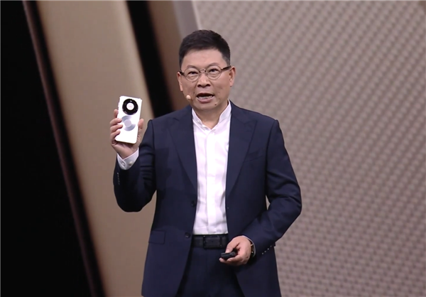 余承东谈华为Mate 80背板设计：双圈像数字8吉利！