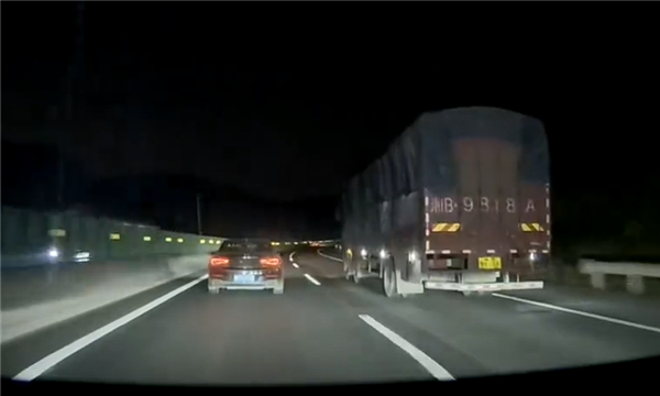 轿车和大货车并行压车10分钟 特斯拉Model Y司机出手了