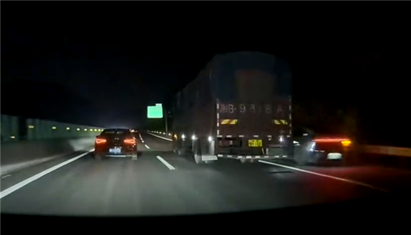 轿车和大货车并行压车10分钟 特斯拉Model Y司机出手了