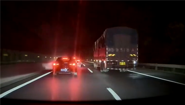 轿车和大货车并行压车10分钟 特斯拉Model Y司机出手了