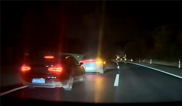 轿车和大货车并行压车10分钟 特斯拉Model Y司机出手了