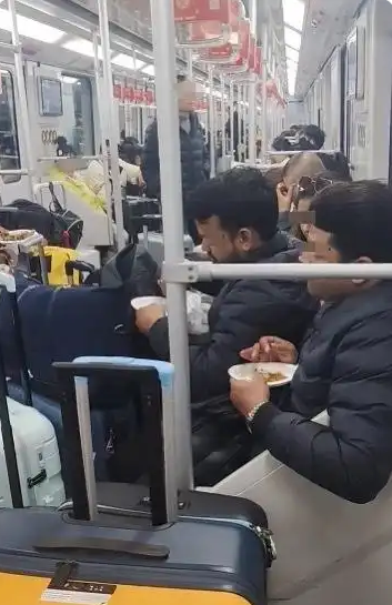 满车厢咖喱味！数名外国人在车厢内吃馅饼 上海地铁回应