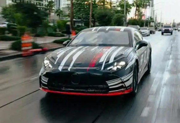 AMG首款纯电GT曝光!F1车手乔治·拉塞尔试驾直呼“疯狂”