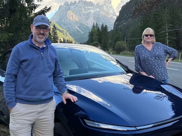 特斯拉Model 3被大树砸中护住乘员安全 车主又提新车支持马斯克