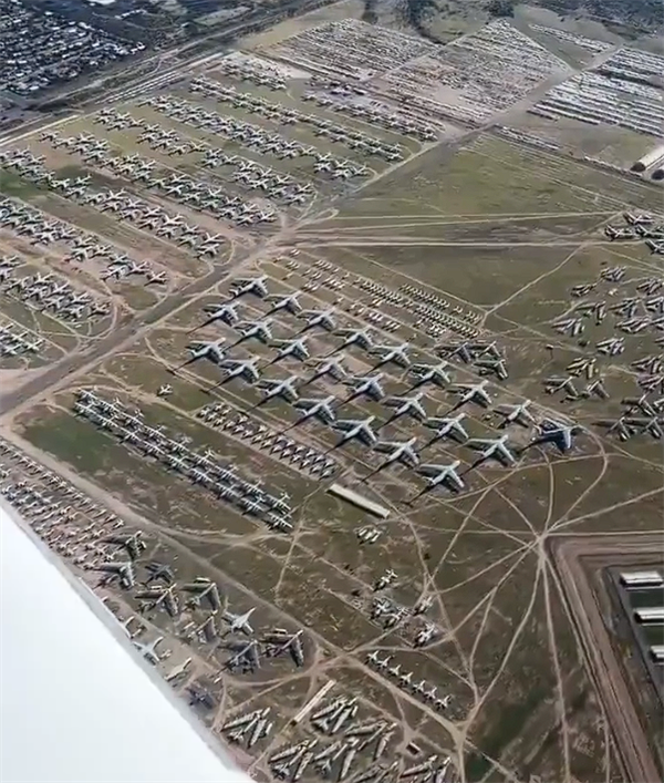 飞机上俯瞰美国飞机墓地:密密麻麻 蔚为壮观