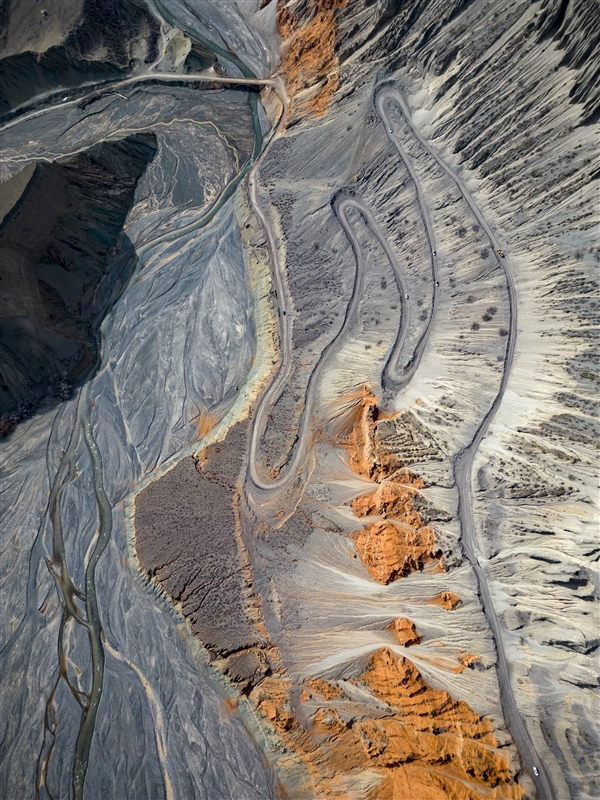 卫星俯瞰人迹罕至的新疆安集海大峡谷:如同七彩画卷