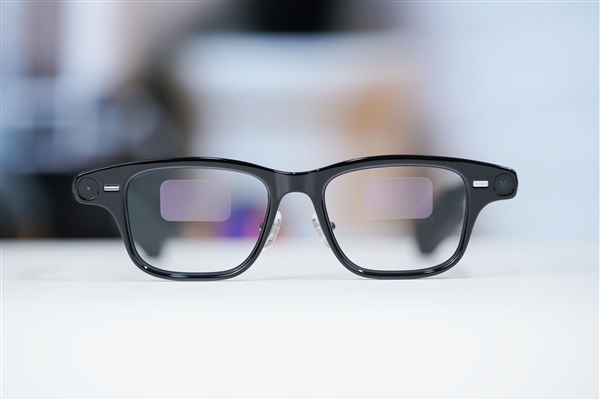 阿里巴巴首款自研旗舰双显AI眼镜!夸克AI眼镜S1图赏