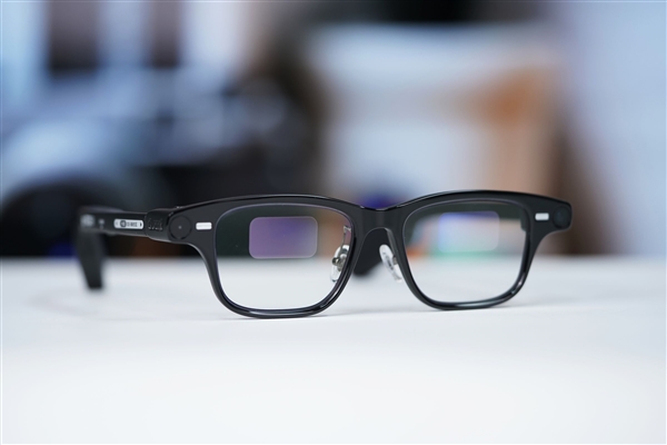 阿里巴巴首款自研旗舰双显AI眼镜!夸克AI眼镜S1图赏