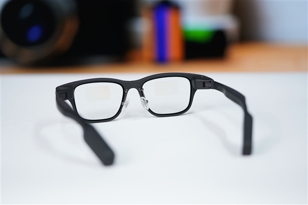 阿里巴巴首款自研旗舰双显AI眼镜!夸克AI眼镜S1图赏