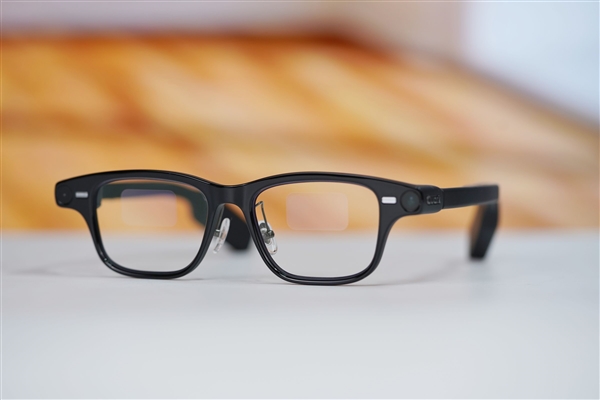 阿里巴巴首款自研旗舰双显AI眼镜!夸克AI眼镜S1图赏