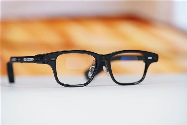 阿里巴巴首款自研旗舰双显AI眼镜!夸克AI眼镜S1图赏