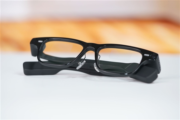 阿里巴巴首款自研旗舰双显AI眼镜!夸克AI眼镜S1图赏
