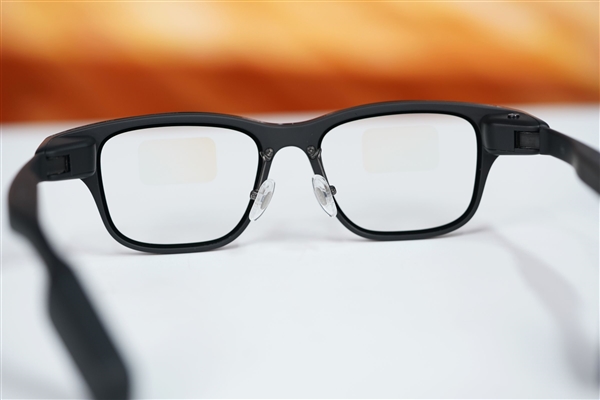 阿里巴巴首款自研旗舰双显AI眼镜!夸克AI眼镜S1图赏