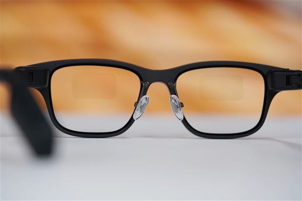 阿里巴巴首款自研旗舰双显AI眼镜!夸克AI眼镜S1图赏