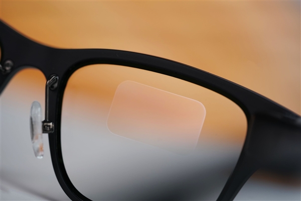 阿里巴巴首款自研旗舰双显AI眼镜!夸克AI眼镜S1图赏