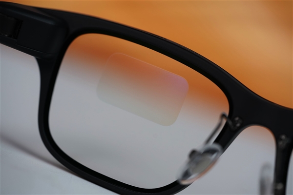 阿里巴巴首款自研旗舰双显AI眼镜!夸克AI眼镜S1图赏