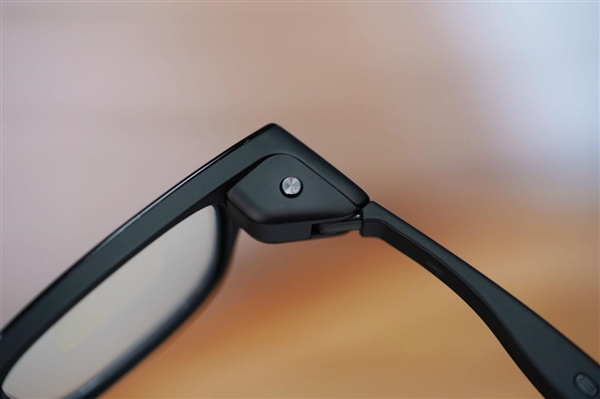 阿里巴巴首款自研旗舰双显AI眼镜!夸克AI眼镜S1图赏
