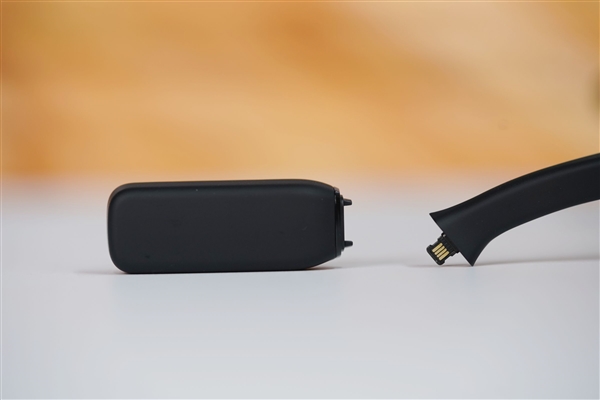 阿里巴巴首款自研旗舰双显AI眼镜!夸克AI眼镜S1图赏