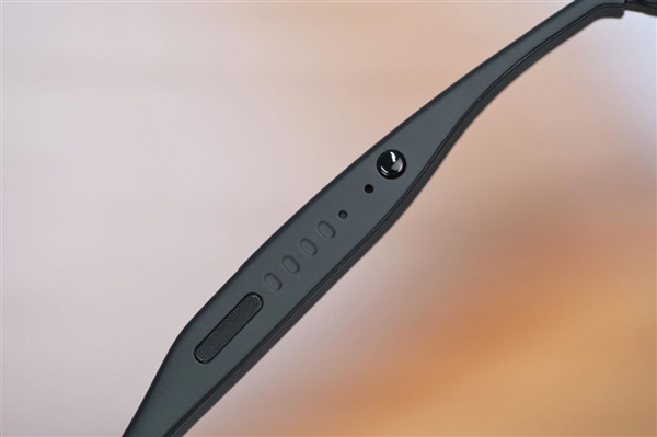 阿里巴巴首款自研旗舰双显AI眼镜!夸克AI眼镜S1图赏