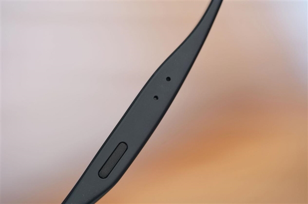 阿里巴巴首款自研旗舰双显AI眼镜!夸克AI眼镜S1图赏