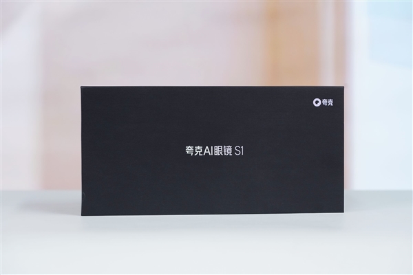 阿里巴巴首款自研旗舰双显AI眼镜!夸克AI眼镜S1图赏