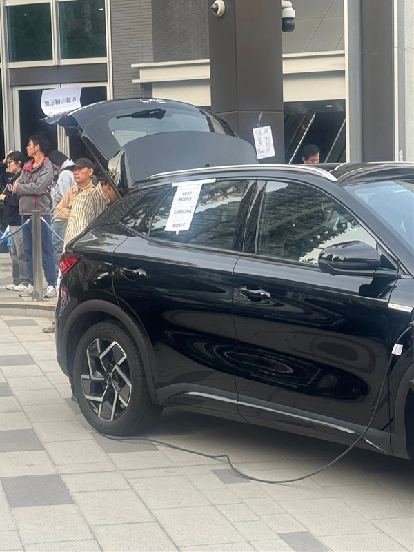 比亚迪又当充电宝!比亚迪香港车主为火灾现场市民免费充电