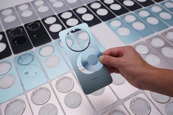 华为Mate 80 Pro Max拆解出炉:后壳整块铝合金CNC打造 主板集成度超高