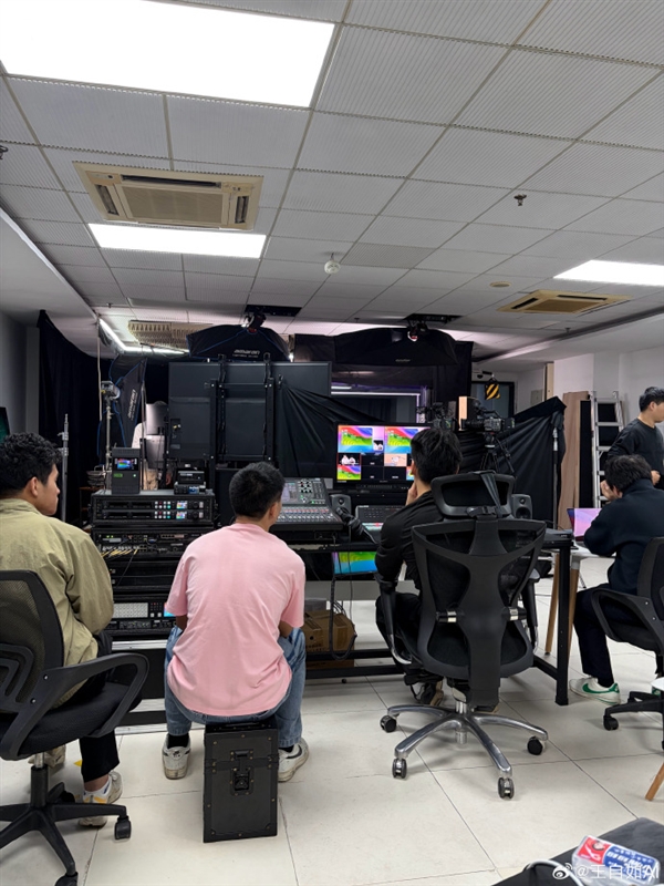 王自如今晚直播iPhone测评！彩排画面公布：器材价值上百万