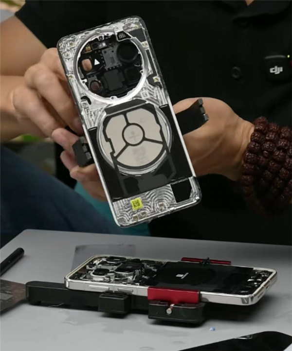 华为Mate 80 Pro Max拆解出炉：后壳整块铝合金CNC打造 主板集成度超高