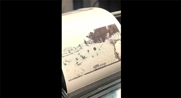 疯狂玩家脑洞大开：用打印机当显示器玩《我的世界》！每秒才0.5帧