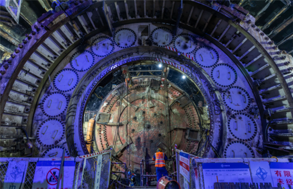 破解世界级难题!我国成功实现超高难度江底盾构对接