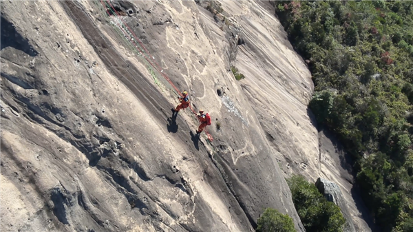福建一男子从悬崖坠落被一棵树救下 官方科普登山需知