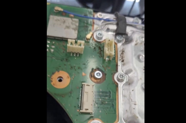 无法开机的PS5拆开后不忍直视！活蟑螂乱窜、内部满是粪便