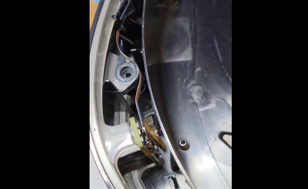 无法开机的PS5拆开后不忍直视！活蟑螂乱窜、内部满是粪便