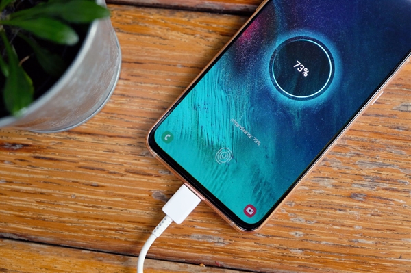 充完电不拔充电器是在拿命“豪赌”:很多人都有这坏习惯