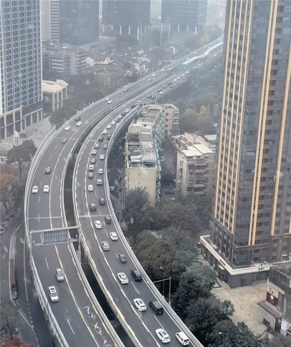 成都堵车也没人走公交车道！本地网友：不是我们素质高 而是摄像头像素高