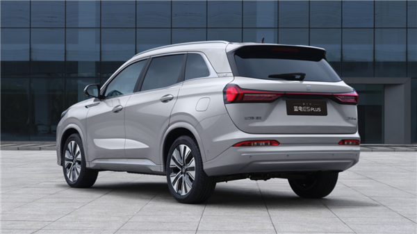 车内自带泡茶台 第三代赛力斯蓝电E5 PLUS上市:11.98万