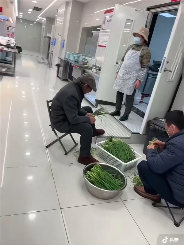 刘强东父母现身京东食堂做饭 网友：接地气的一家人