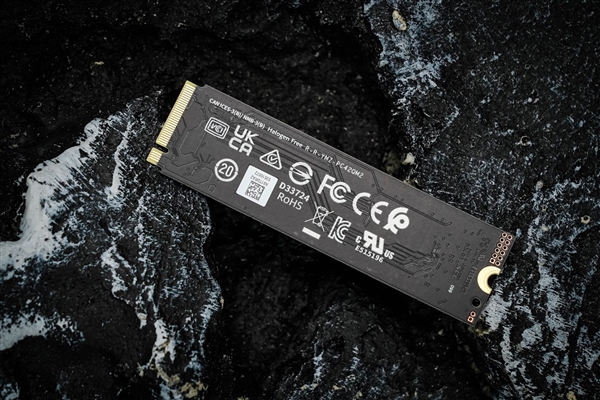 长江存储PC42Q实测：商用消费级固态硬盘新标杆