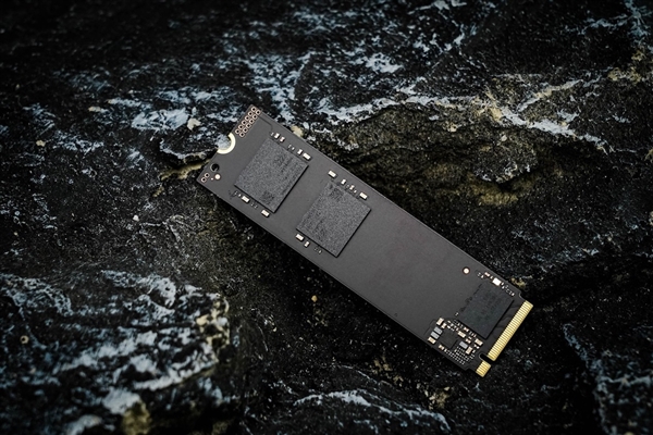 长江存储PC42Q实测：商用消费级固态硬盘新标杆