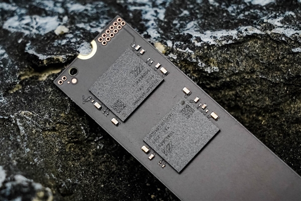 长江存储PC42Q实测：商用消费级固态硬盘新标杆