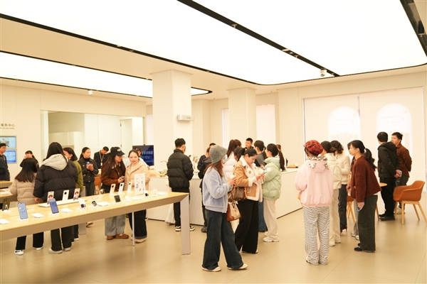 爆款预定!华为Mate X7开售来袭:智能体验+可靠重构折叠屏天花板