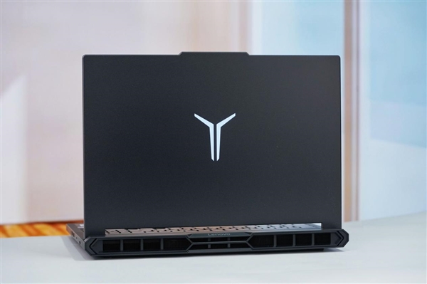 专业OLED超竞屏!联想拯救者Y9000P 2025AI元启游戏本图赏