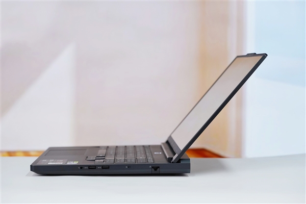 专业OLED超竞屏!联想拯救者Y9000P 2025AI元启游戏本图赏